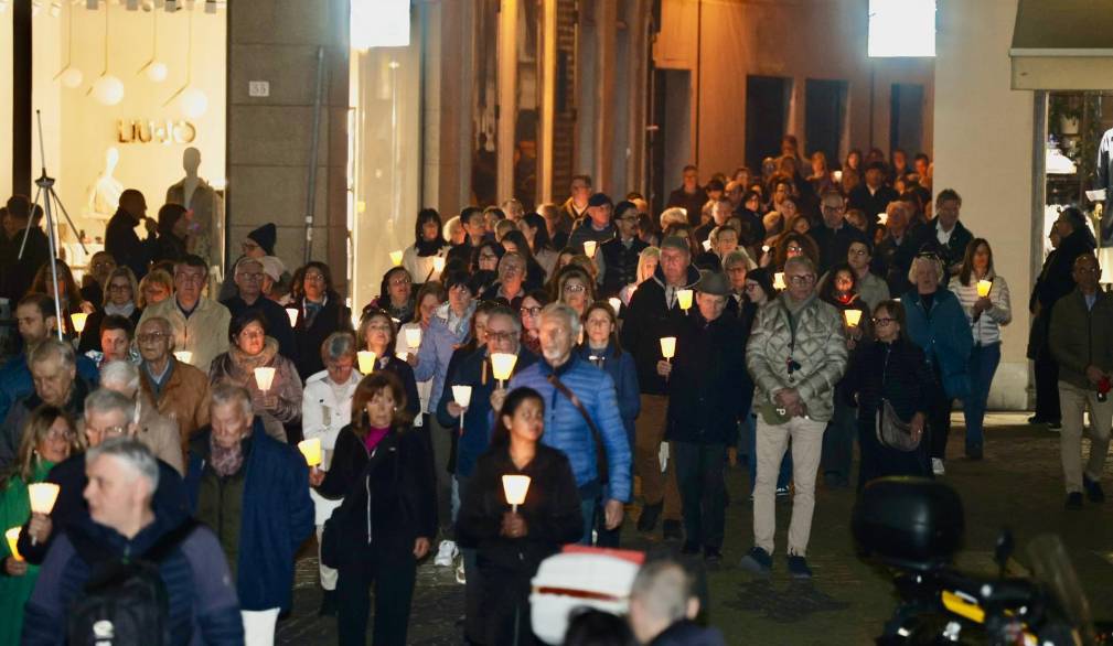 Sulle strade della città, dietro alla croce, accompagnati da san Francesco
