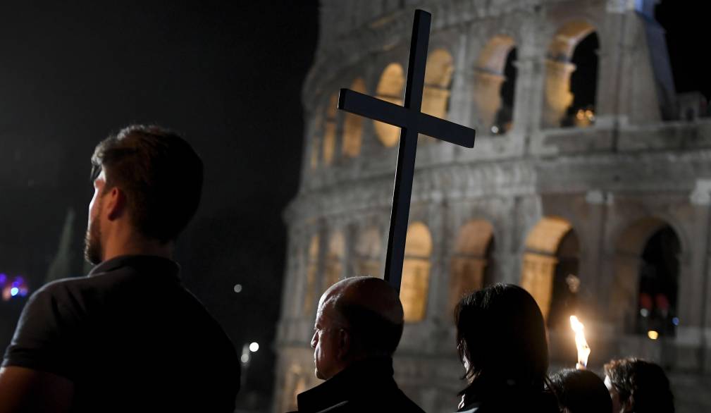 Via Crucis al Colosseo, i testi di padre Patton: “Cammino sulle orme di Cristo dentro le ferite del mondo”