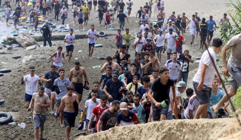 epa13141875 Migrants reach Spanish territory after swimming from Morocco to Ceuta, a Spanish enclave in North Africa, 30 July 2026. Hundreds of migrants swam to cross the border to Ceuta over the last nine days, mainly Moroccan and Algerian. Ceuta officials asked the Spanish government to declare a 'national emergency.' EPA/Reduan Dris BEST QUALITY AVAILABLE