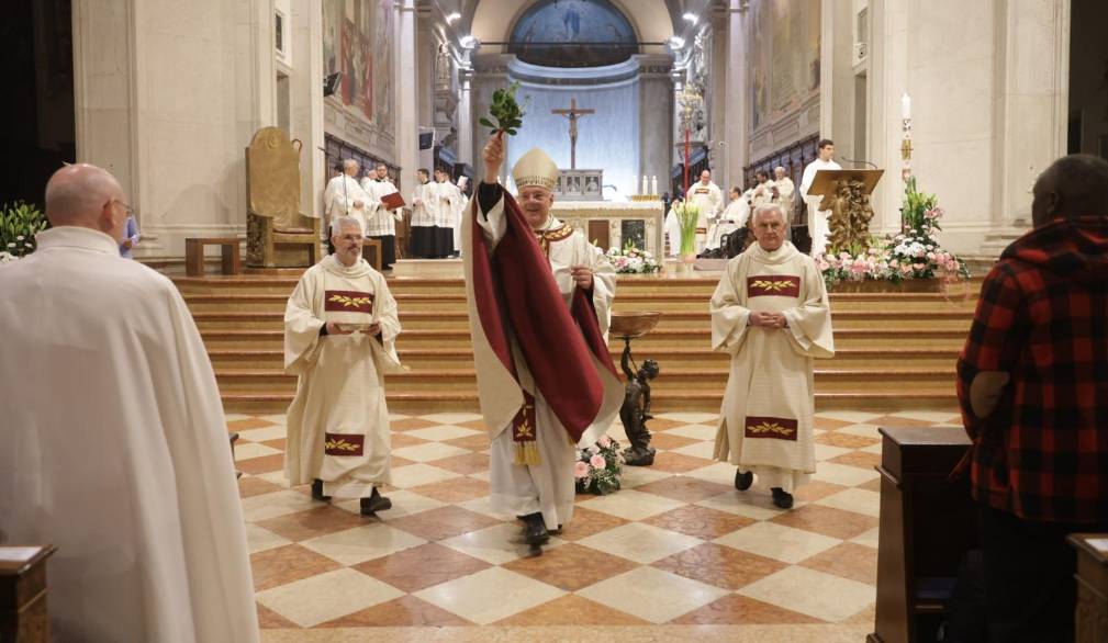 Veglia Pasquale in Cattedrale, l’annuncio del Risorto “nel cuore di un mondo sempre più toccato dal male”