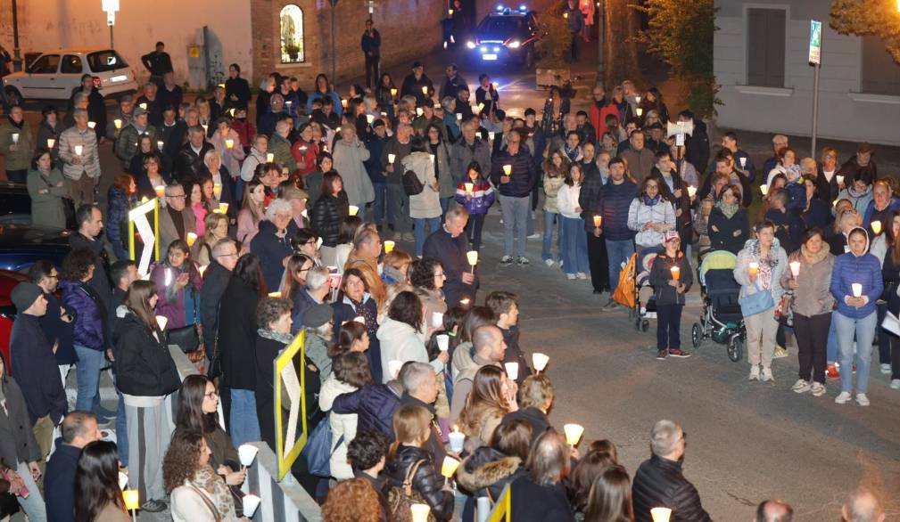 Sulle strade della città, dietro alla croce, accompagnati da san Francesco