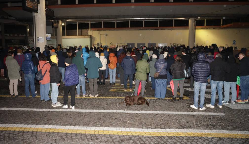 Natale, la messa del Vescovo alla stazione delle corriere: “È nelle nostre città che oggi si ripete il viaggio da Nazaret a Betlemme”