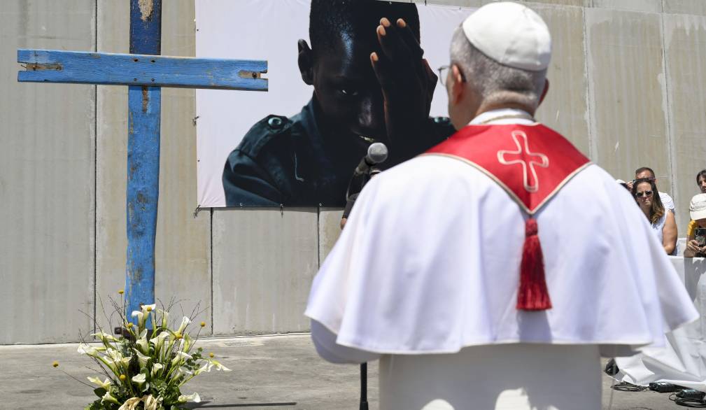 Papa alle Canarie: “Migranti esame di coscienza per l’Europa”