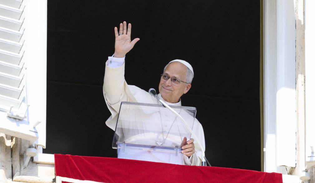 Leone XIV sarà operato al polmone: l’annuncio all’angelus, le reazioni da Cei e Quirinale e i precedenti dei Papi