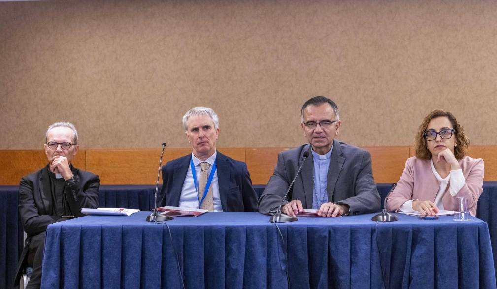 Roma, 25 ottobre 2025. Conferenza stampa conclusiva della Terza Assemblea Sinodale della Chiesa Italiana. Mons. Valentino Bulgarelli, Segretario del Comitato Nazionale del Cammino sinodale Pierpaolo Triani, Membro del Comitato Nazionale del Cammino sinodale Mons. Erio Castellucci, Presidente del Comitato Nazionale del Cammino sinodale Stefania Careddu