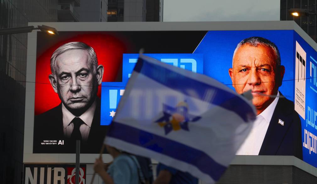 epa13328210 People walk in front of an election campaign billboard featuring Israeli Prime Minister Benjamin Netanyahu (L) and the leader of the Yashar party, Gadi Eisenkot (R), reading 'The battle is closed!' in Tel Aviv, Israel, 24 October 2026. Israel will hold its national legislative election to choose the 120 members of the 26th Knesset on 27 October 2026. EPA/ABIR SULTAN
