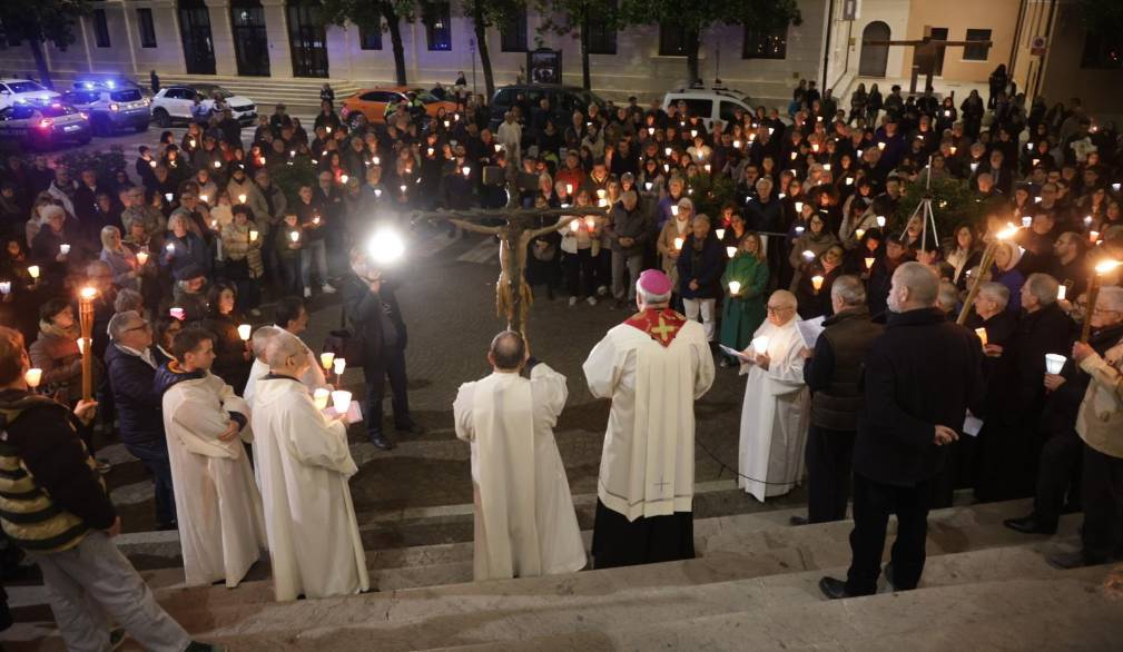 Sulle strade della città, dietro alla croce, accompagnati da san Francesco