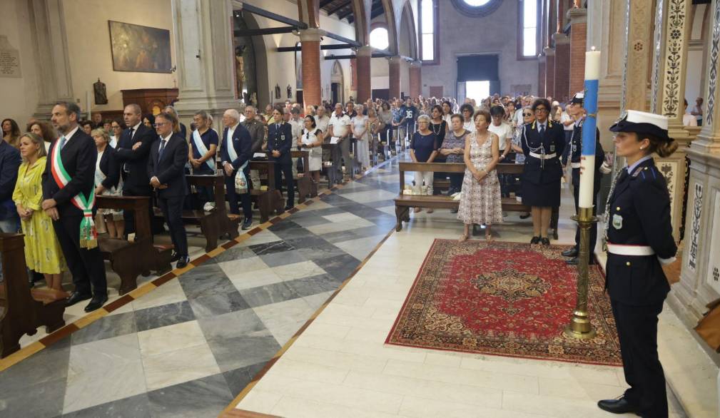 La “donna vestita di sole” ci insegni a “diventare tessitori di speranza”