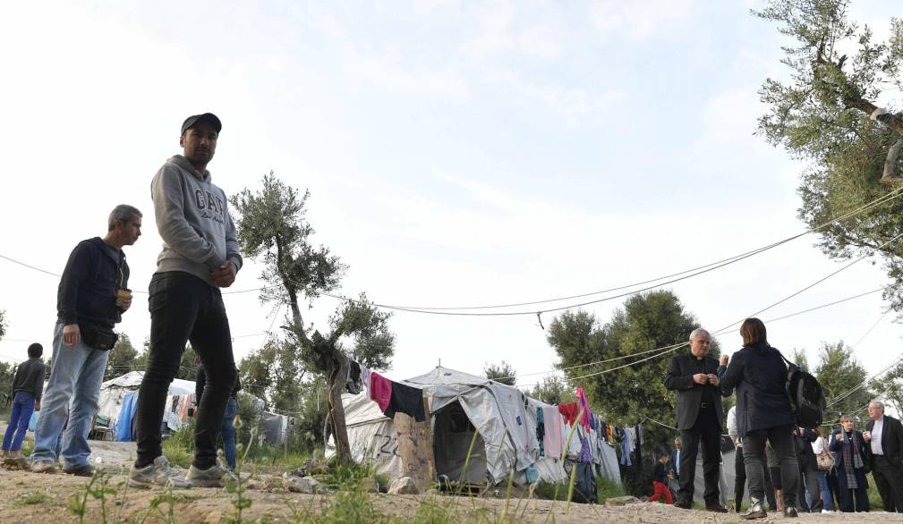 Il card. Krajewski visita il campo profughi di Lesbo