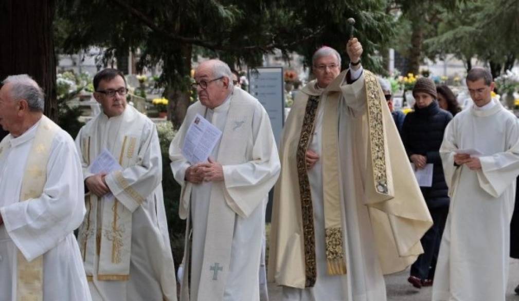 &quot;Se Cristo è risorto, la nostra vita assume una luce diversa: il masso è già stato rotolato via&quot;: il vescovo Michele al cimitero maggiore di Treviso