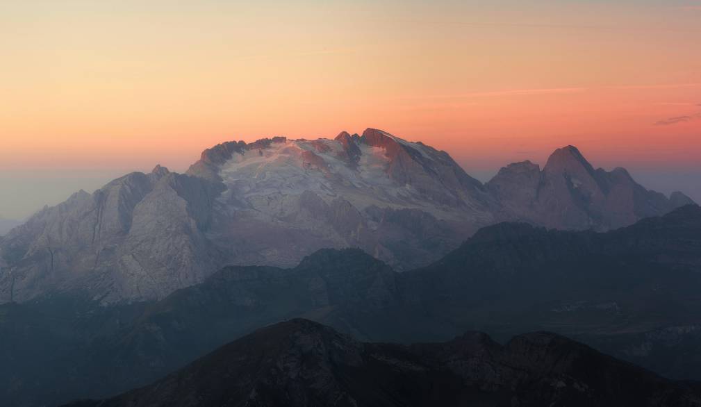 La Marmolada arretra, aumentano i crolli e l’acqua scarseggia