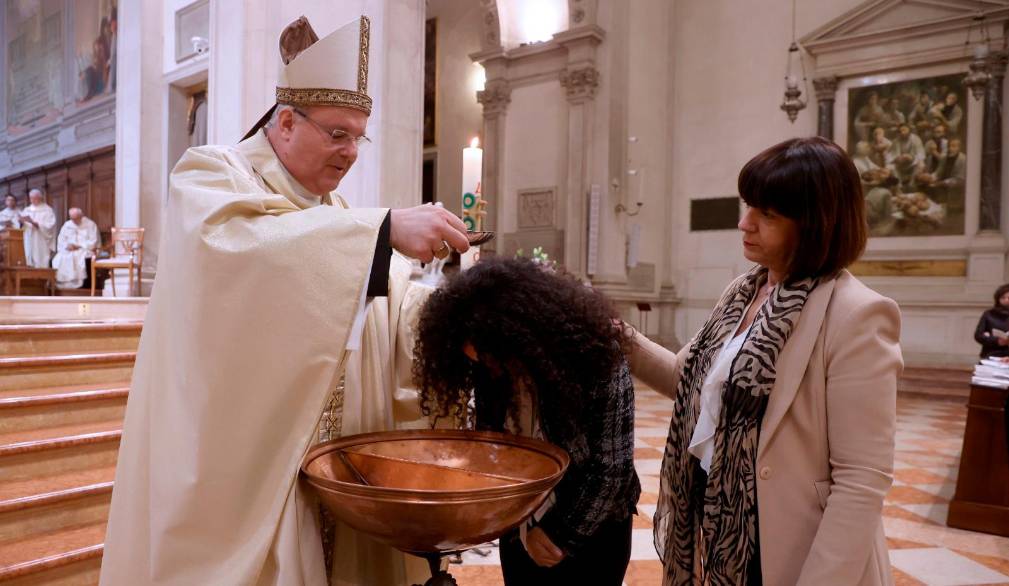 A Pasqua dodici battesimi in cattedrale: le storie dei nuovi “figli della luce”