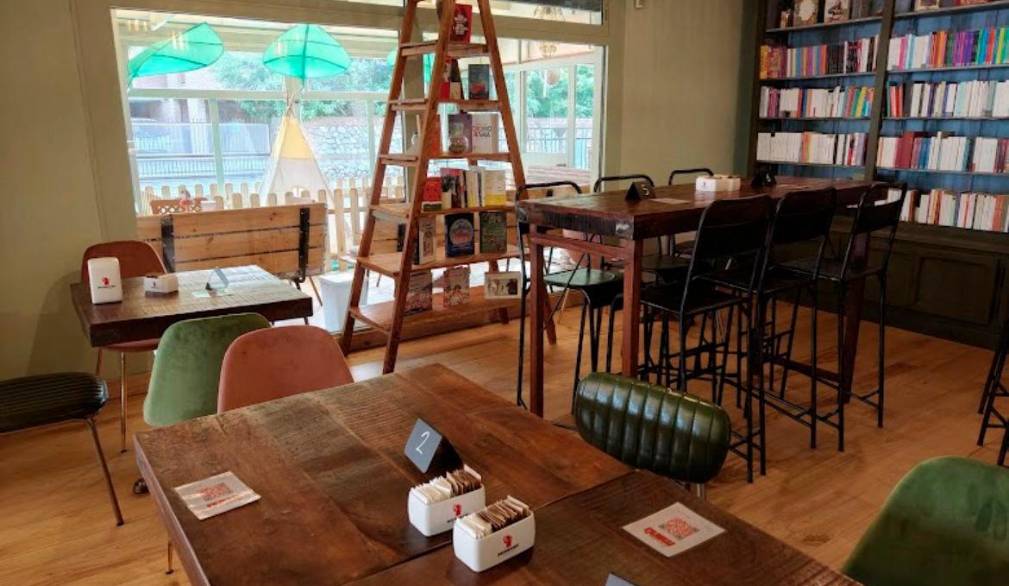 Insieme bar e libreria
