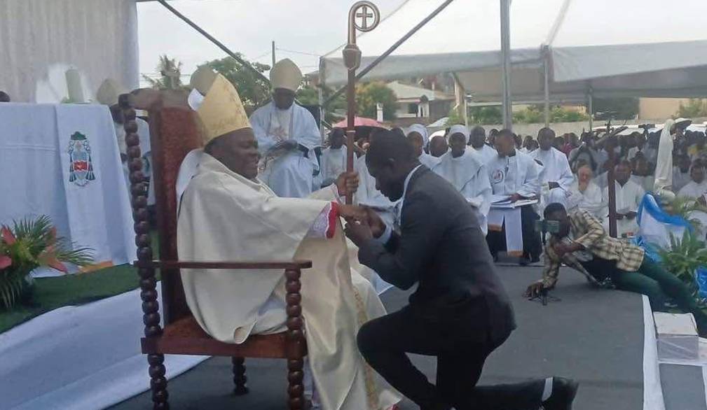 Incontro tra il vescovo Osòrio e il sindaco della città di Quelimane (Manuel de Arujo) in occasione della consacrazione episcopale