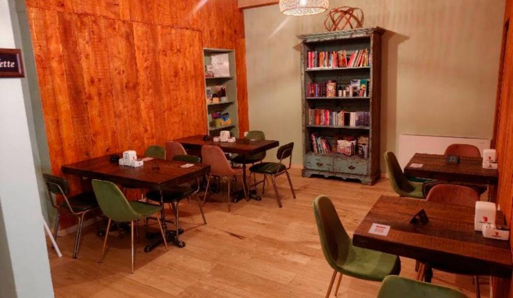 Insieme bar e libreria