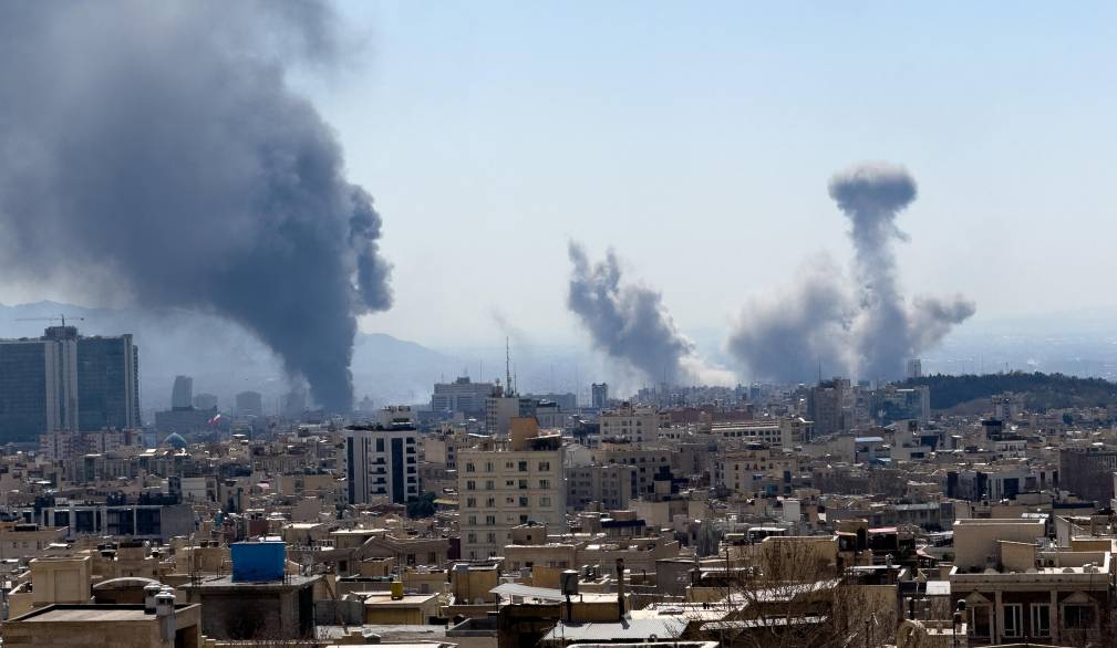 Plumes of smoke rise following reported explosions in Tehran on March 1, 2026, after Iran’s supreme leader, Ayatollah Ali Khamenei, was killed a day earlier in a large U.S. and Israeli attack, prompting a new wave of retaliatory missile strikes from Iran