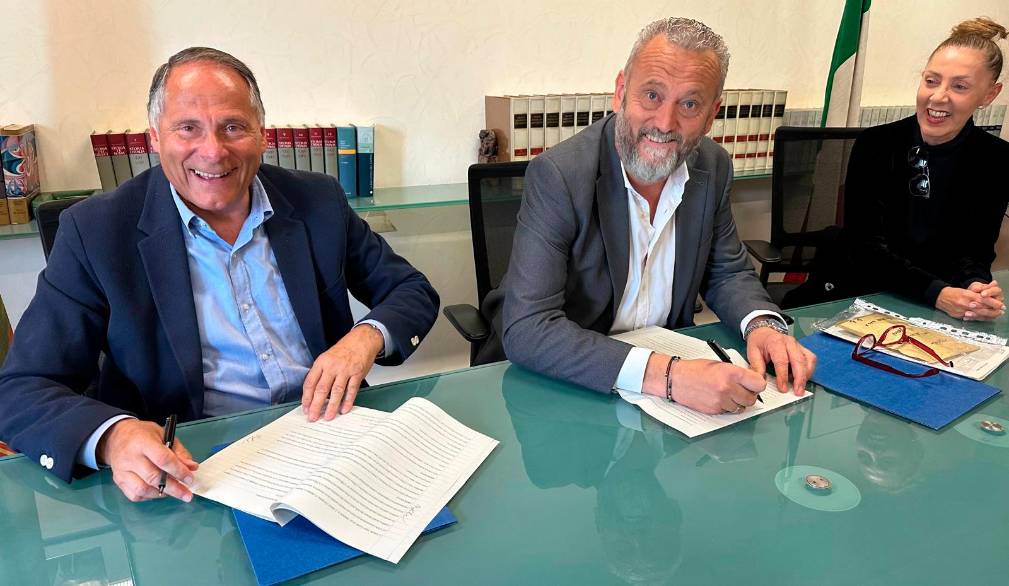 La firma della convenzione tra il direttore dell’Ulss 2 Francesco Benazzi e il presidente Ater Treviso Mauro Dal Zilio. Alla presenza della vicepresidente Ater, Marina Bonotto