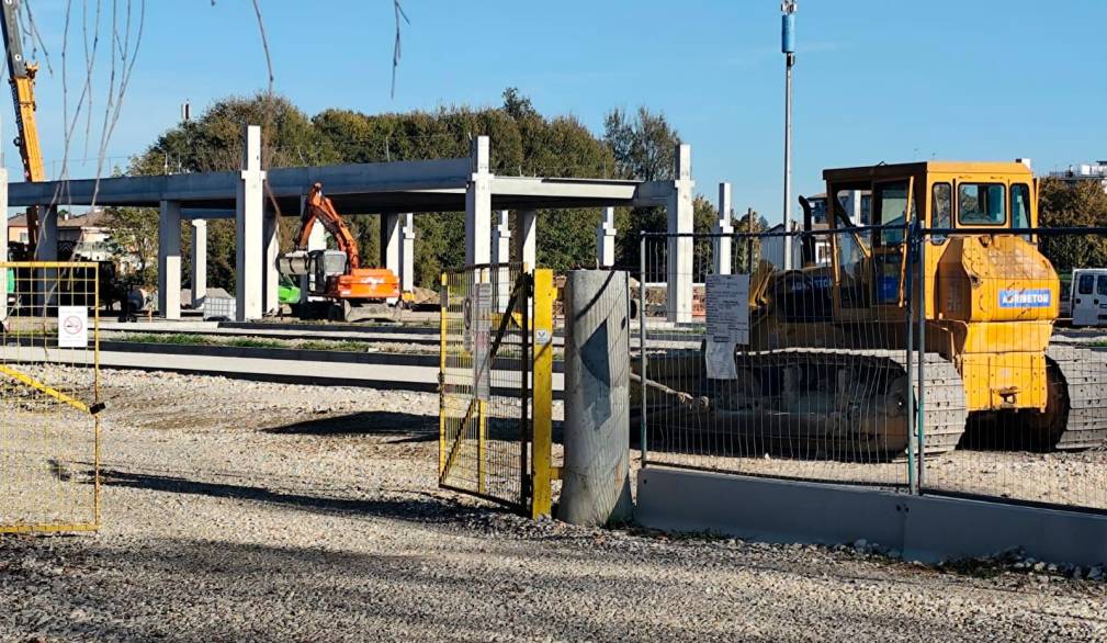 I lavori sulla rotonda tra viale Europa e viale della Repubblica, con i piloni di un supermercato in fase di costruzione e, sullo sfondo, un secondo supermercato quasi terminato