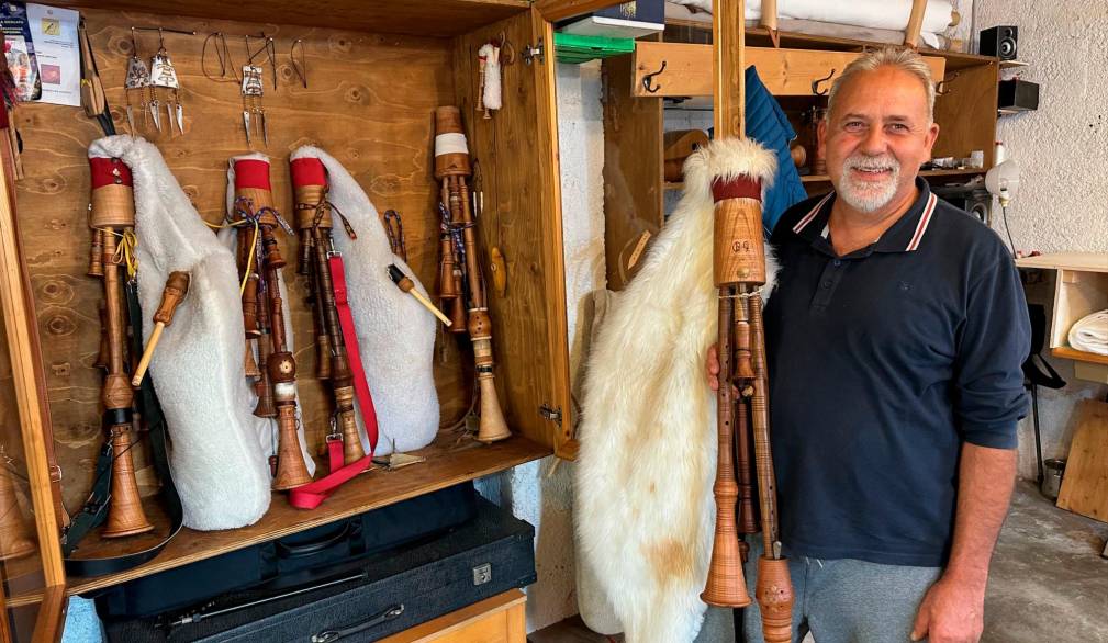 Graziano Bernardi con le sue amate cornamuse, costruite, accordate, restaurate
