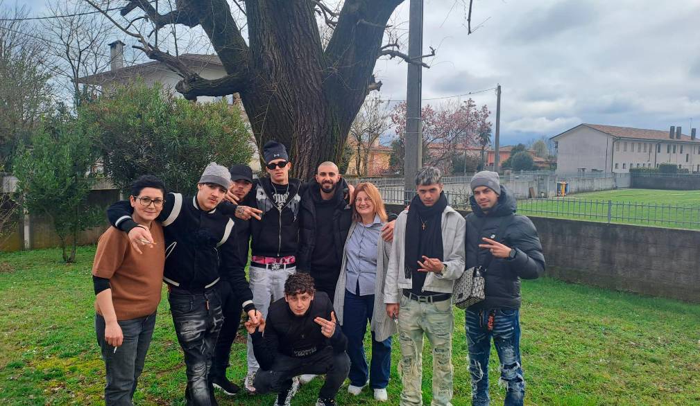 I ragazzi della comunità Kayros con l’educatore e la coordinatrice della comunità e Laura Gasparini, promotrice dell’iniziativa