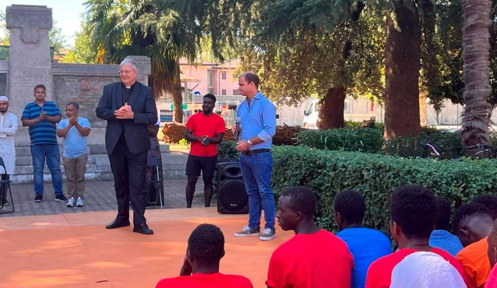 La visita del vescovo Michele Tomasi ai migranti delle ex caserme Serena