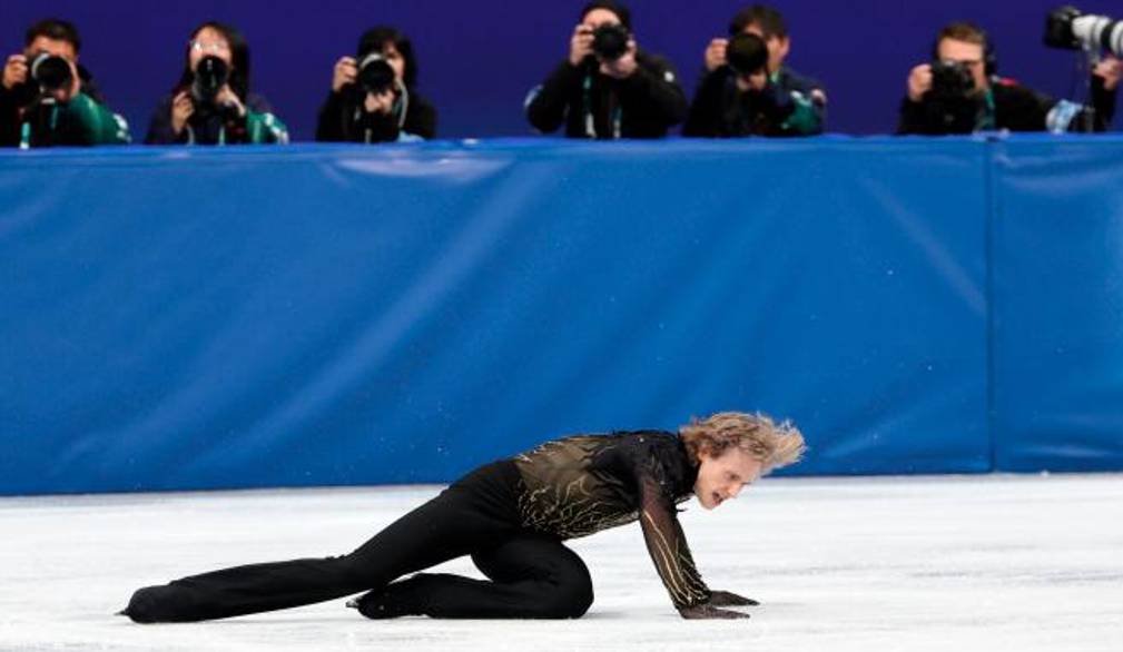 Ilia Malinin era il più atteso pattinatore sul ghiaccio alle Olimpiadi di Milano Cortina. Per lui due cadute, altri errori e niente medaglia