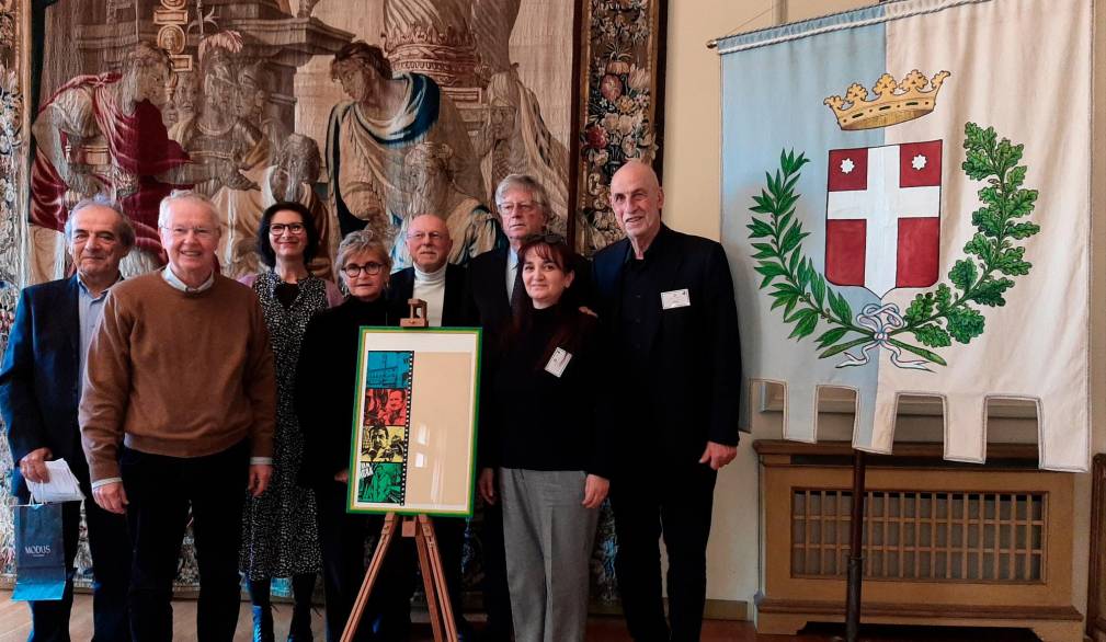 I componenti dell’associazione Vincenzoni, con l’assessora alla Cultura del Comune di Treviso, Maria Teresa De Gregorio, e al centro il manifesto del premio firmato dall’illustratore Renato Casaro, ultimo suo dono prima della morte