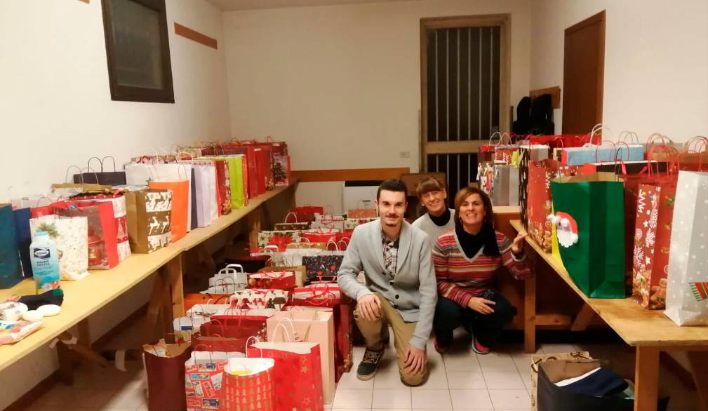 Alcune foto dei doni e dei biglietti augurali raccolti in parrocchia a San Bartolomeo di Treviso e consegnati dai volontari nella casa circondariale di Santa Bona, destinati alle persone detenute