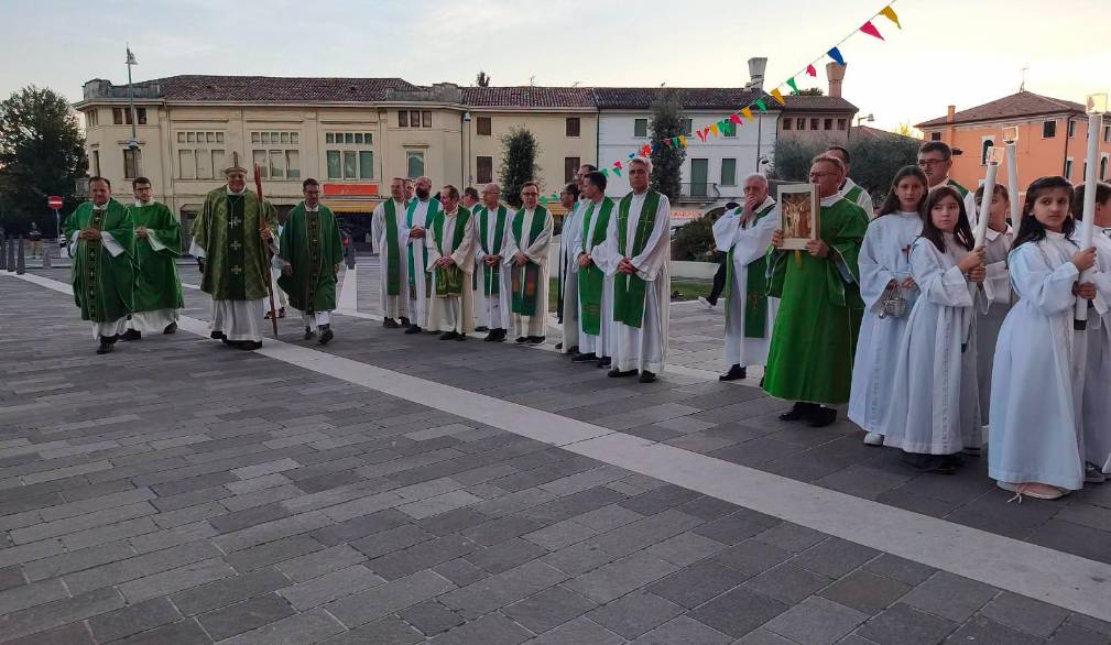 Arcade., l’ingresso di don Claudio Sartor, accompagnato dal Vescovo: “Vengo per servire”