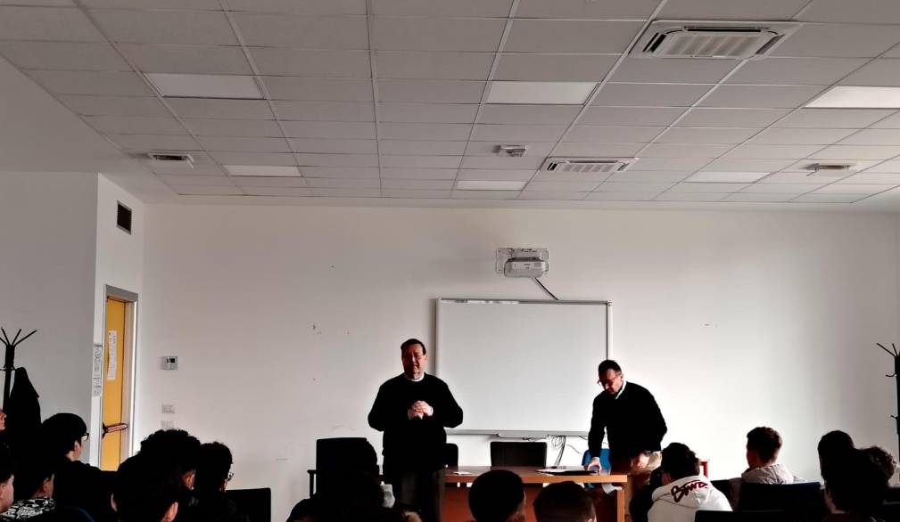 Ipsia Scarpa: incontro in classe tra il prevosto Genovese e l’imam Sallahdine