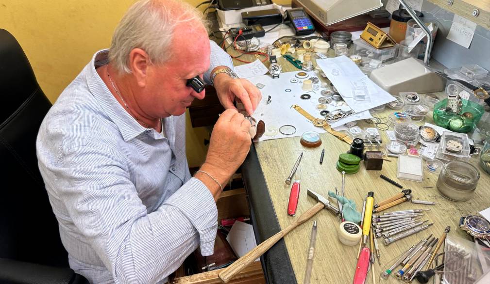 Giampaolo Borato con i ferri del mestiere, nel suo negozio a Castelfranco veneto