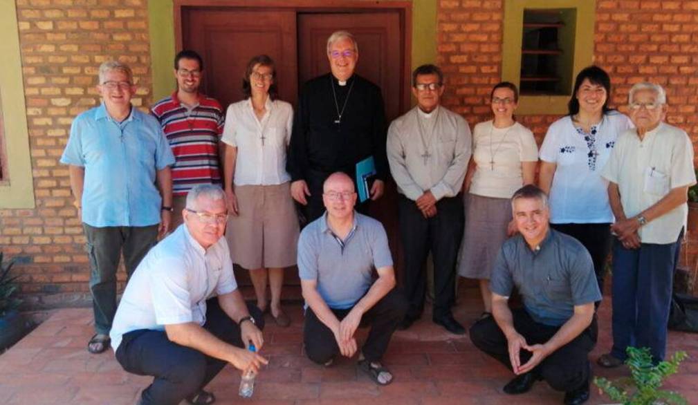 Il vescovo Tomasi in Paraguay, nel 2023, con i fidei donum che in quel momento vivevano nel Paese