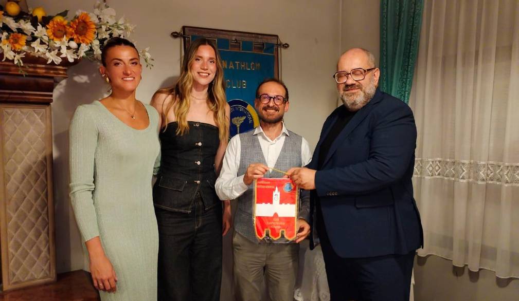 L’ad della società, Davide Boldrin, a destra. Da sinistra, le giocatrici, Ilaria Fanelli, capitana, e Tatiana Fucka