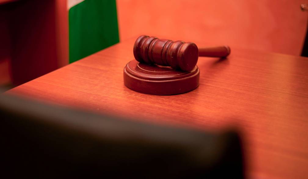 Aula di tribunale. Foto da pexels.com