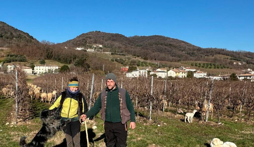 Due ventenni hanno scelto il lavoro duro della pastorizia