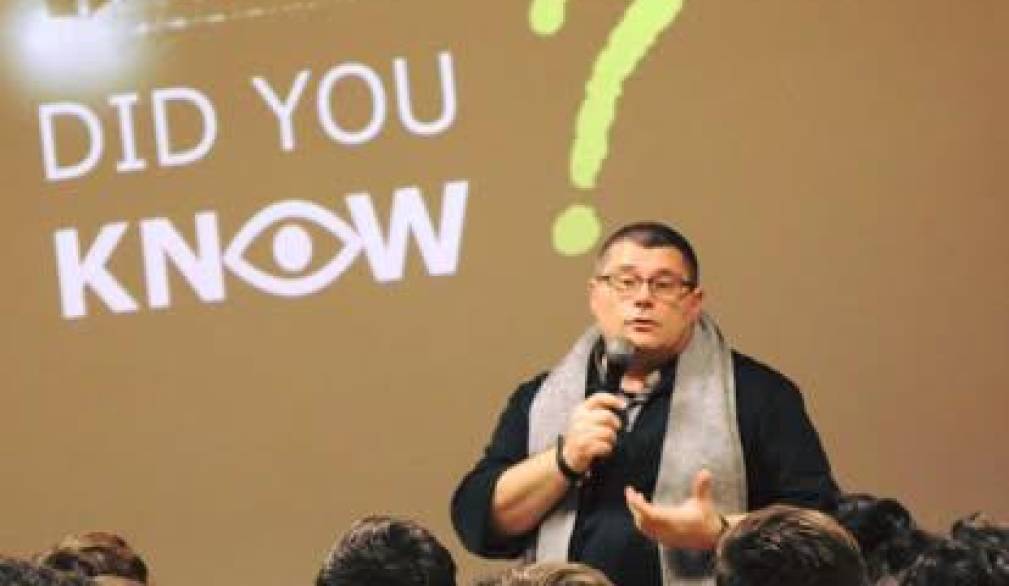 Salvatronda, incontro con don Fasoli: “Ragazzi connessi, genitori sconnessi?”