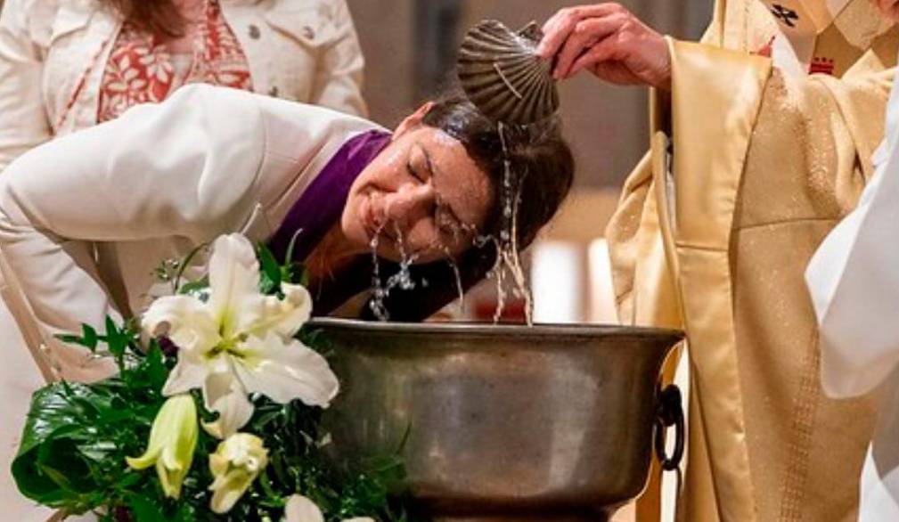 In Francia Cristo “bussa”: nella notte di Pasqua oltre 20 mila battesimi di adulti e adolescenti