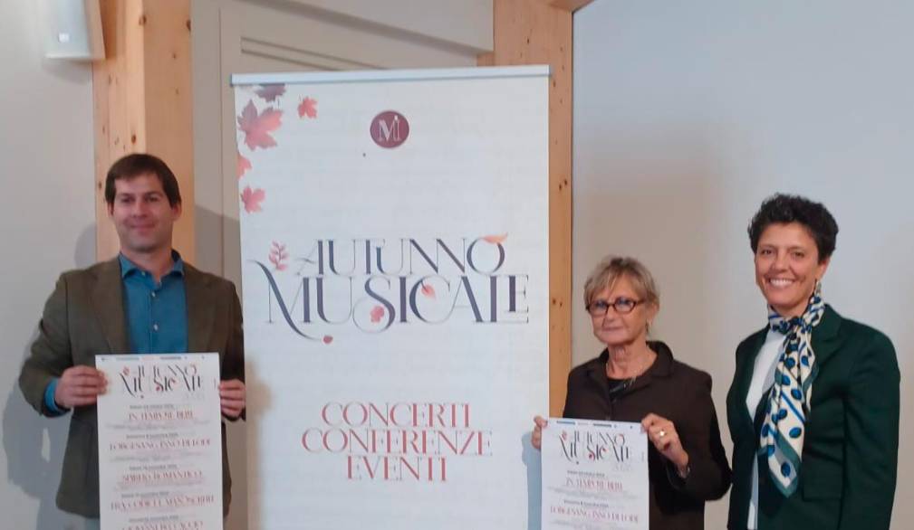 Da sinistra Jacopo Cacco, l’assessora Maria Teresa De Gregorio, Elena Polo