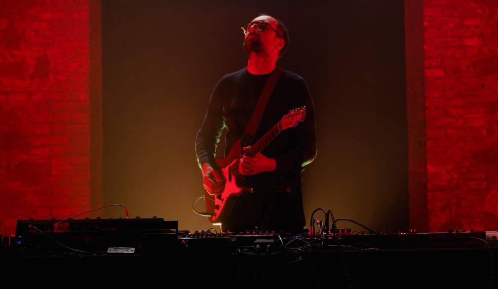 Lorenzo Tomio impegnato in una esibizione musicale