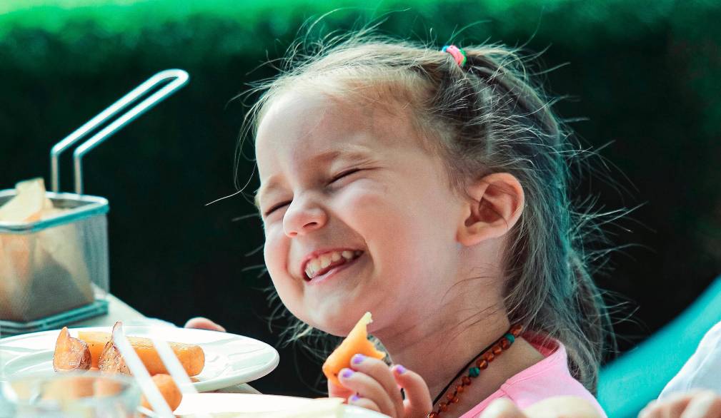 Bambini esclusi da hotel e ristoranti: è una scelta sempre lecita?