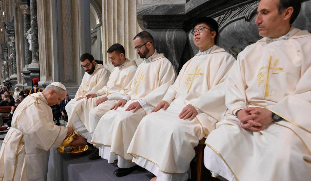 Messa in Coena Domini, papa Leone lava i piedi a dodici sacerdoti: “Gesù ci ama, e perciò ci perdona e ci purifica”