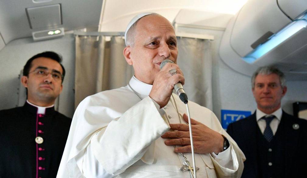 Leone XIV: conferenza stampa aereo, “non sono un politico, parlo di Vangelo”, “ai leader del mondo dico: basta guerre”