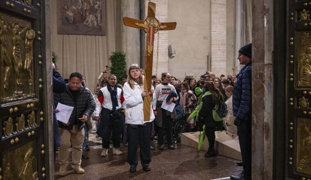 Vaticano, 5 gennaio 2025 Ultimi pellegrini passano la Porta Santa di San Pietro