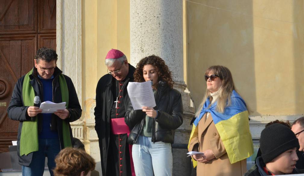 Oltre mille persone in marcia per la pace, con il Vescovo, da Onè a Casoni