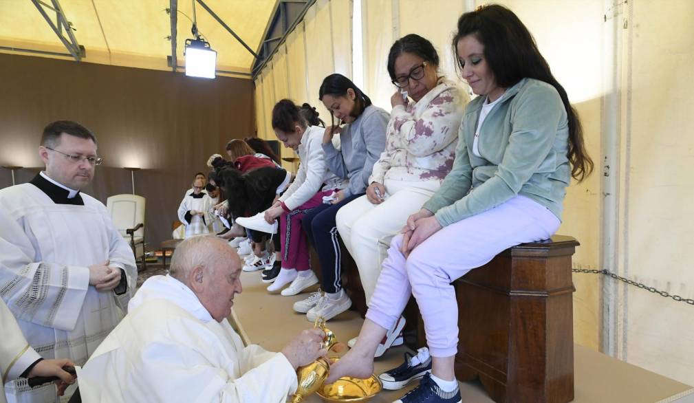 Il Papa lava i piedi a 12 detenute, “Gesù non si stanca mai di perdonare”