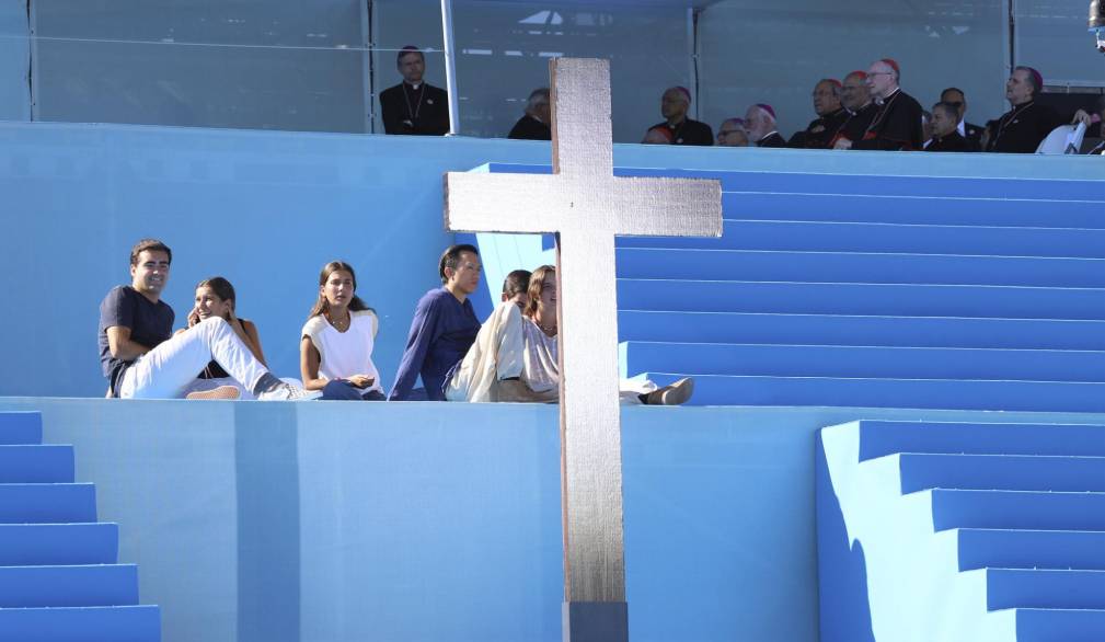 Il Papa alla Via Crucis: “Gesù cammina, ma aspetta la nostra compagnia”