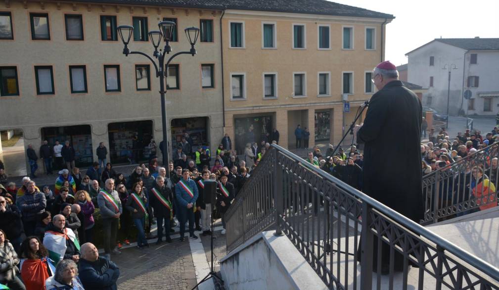 Oltre mille persone in marcia per la pace, con il Vescovo, da Onè a Casoni