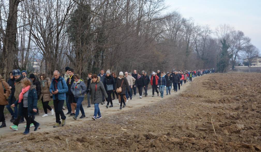 Oltre mille persone in marcia per la pace, con il Vescovo, da Onè a Casoni