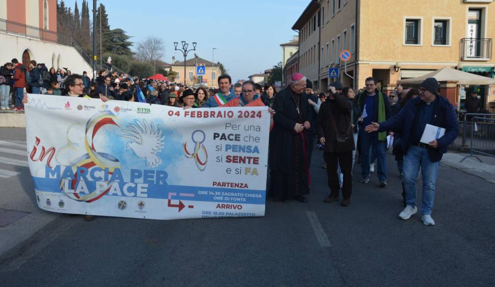 Oltre mille persone in marcia per la pace, con il Vescovo, da Onè a Casoni