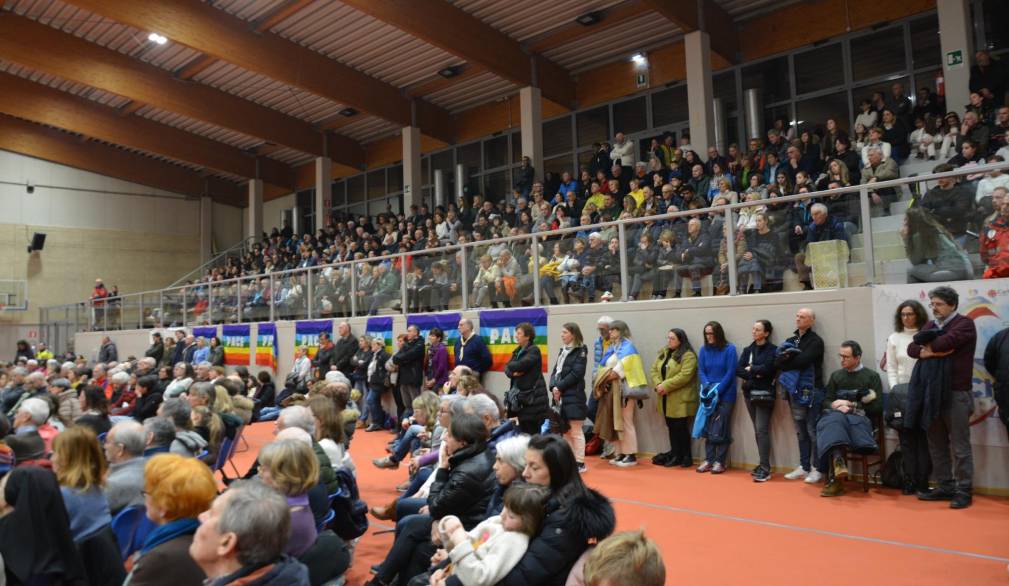 Oltre mille persone in marcia per la pace, con il Vescovo, da Onè a Casoni